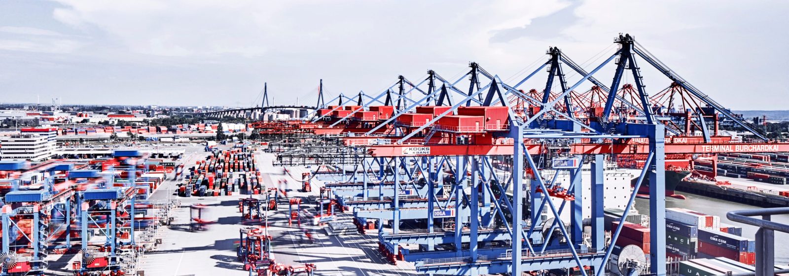 Containeroverslag bij Container Terminal Burchardkai in Hamburg