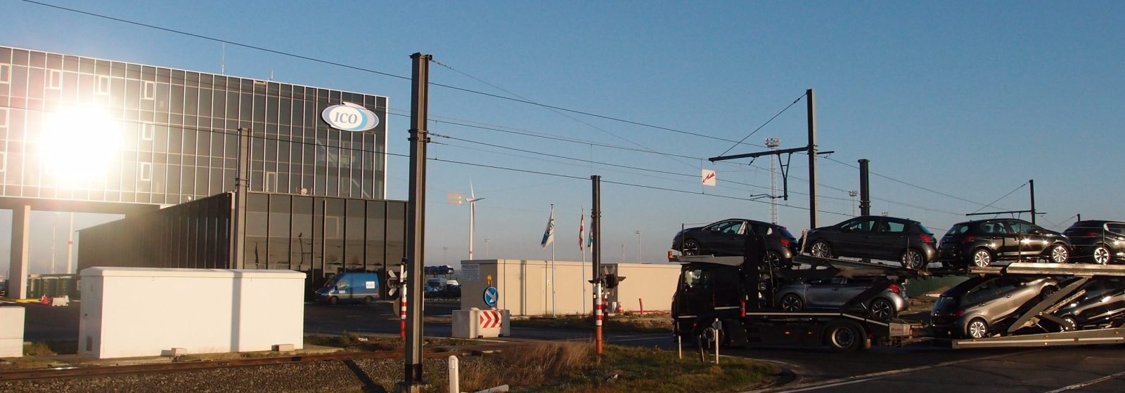 De overweg vlak voor de toegang tot ICO in Zeebrugge