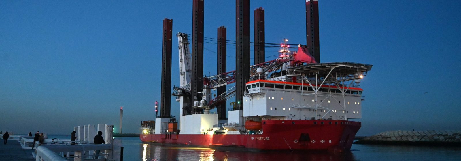 Offshore-installatieschip 'MPI Adventure' in Oostende