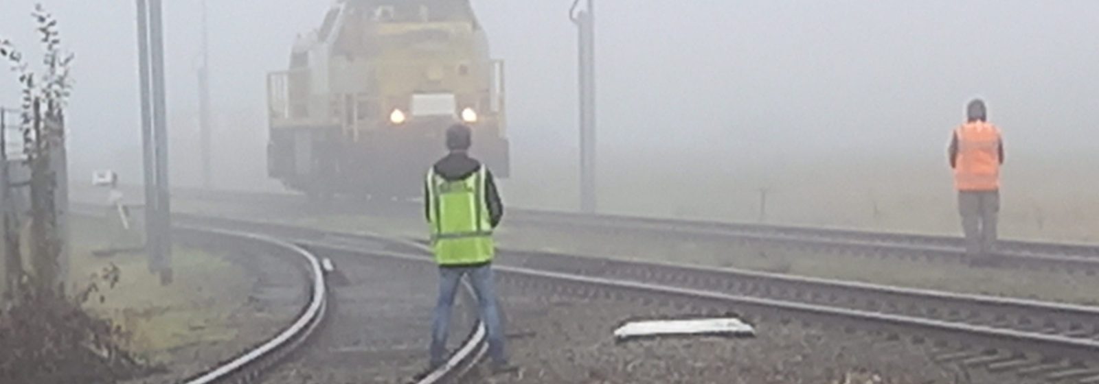 Het ATO-systeem detecteert de persoon op het spoor in de mist en stopt automatisch.