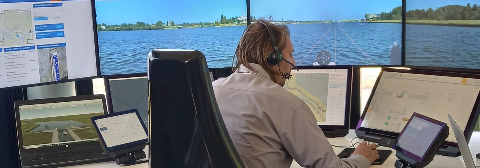 De operator in het remote operation centre aan de sluis van Wintam