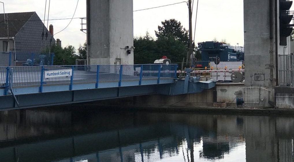 De beschadigde brug van Humbeek-Sas op het Zeekanaal Brussel-Schelde