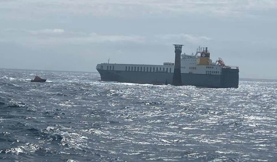 Roro 'Mazarine' op drift tegen vuurtoren nabij Cornwall