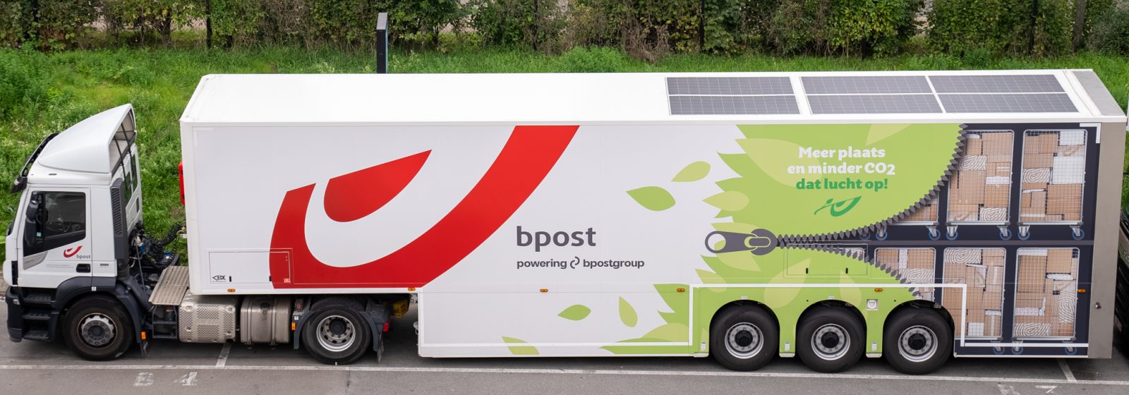 Een dubbeldek-oplegger van bpost met zonnepanelen op het dak