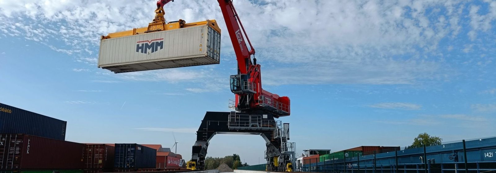 De eerste reefercontainers worden van de LCZ-terminal op het binnenschip geladen.