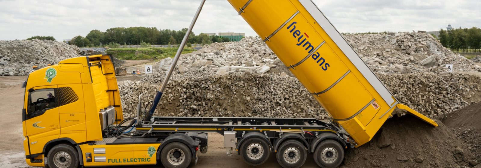 Recycleerpunt van betonpuin op Schiphol