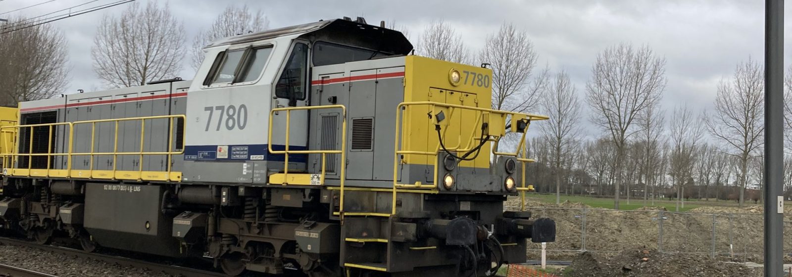 Goederentrein op de spoorlijn Antwerpen-Gent.