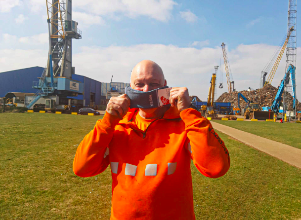 Port of Antwerp zet een van de havenmedewerkers van Belgian Scrap Terminal 'in de sokken'