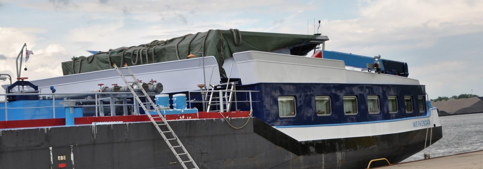 Tanker 'Antonie-C' met schade aan het stuurhuis.