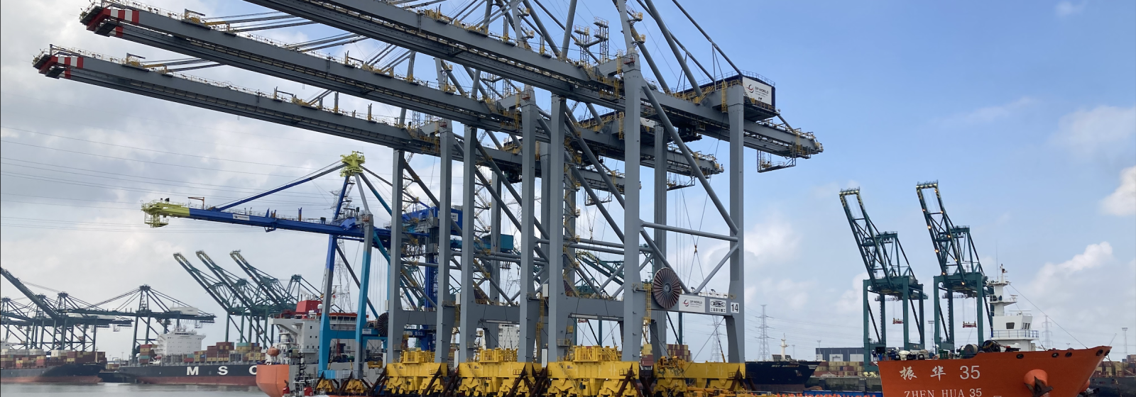 De kranen kwamen aan bij Antwerp Gateway met het schip Zhen Hua 35.