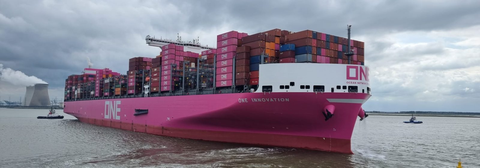 Het nieuwe vlaggenschip van ONE 'ONE Innovation' (24.000 teu) loopt Antwerpen aan.