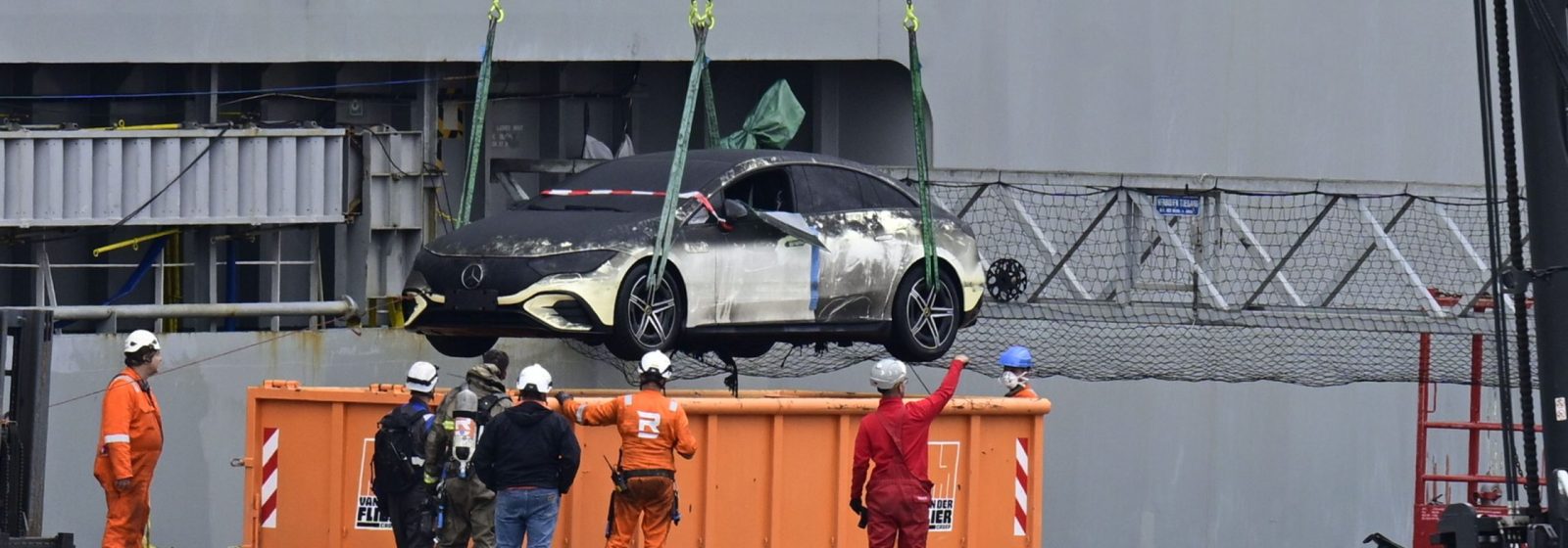 Wagen vliegt in brand tijdens het lossen van de 'Fremantle Highway'.