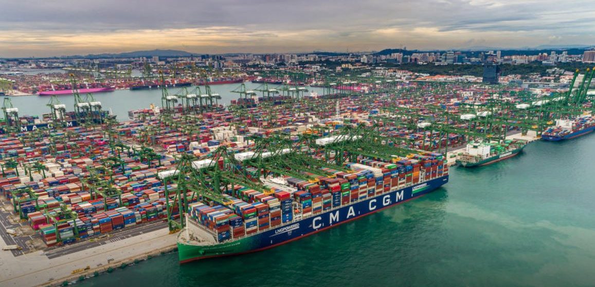 De 'CMA CGM Jacques Saade' (23.112 teu) aan de CMA CGM PSA Lion Terminal in Singapore