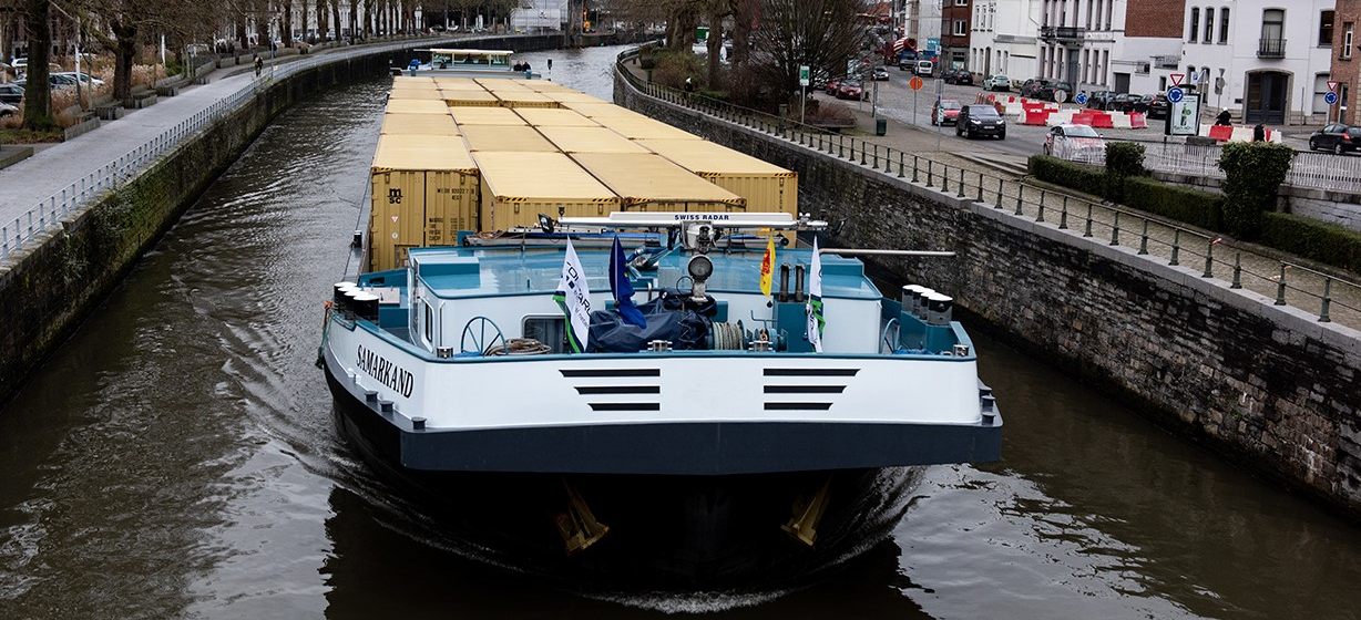 Het binnenschip 'Samarkand' bij de doorgang op de Schelde in Doornik