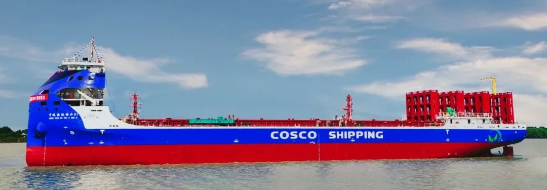 Volledig elektrisch containerschip met verwisselbare batterijen van COSCO Shipping te water gelaten in China.