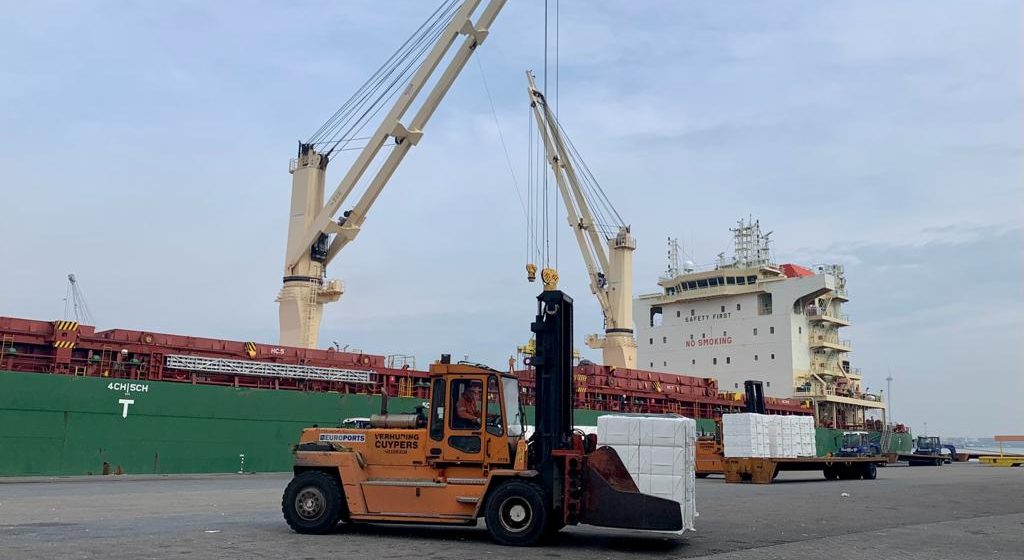 Het cargoschip 'Dunii' bracht een recordlading van 57.350 ton aan houtpulp naar Antwerpen.