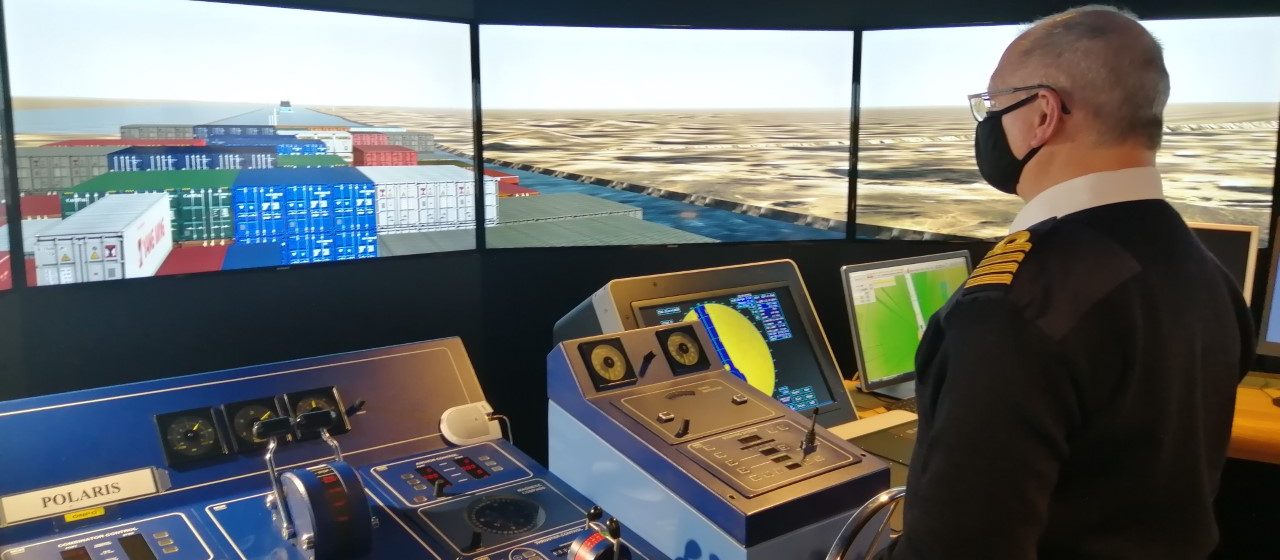 De Hogere Zeevaartschool Antwerpen reconstrueert het accident met de 'Ever Given' op het Suezkanaal in de simulator