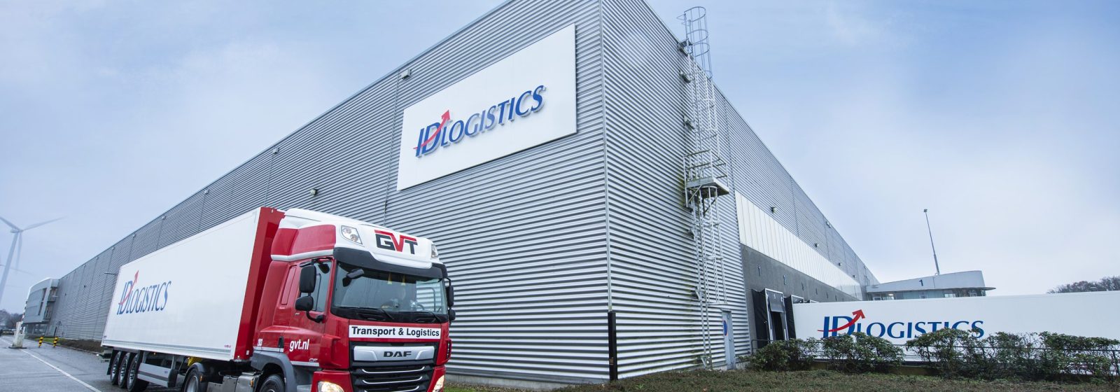 Vrachtwagen en gebouw ID Logistics