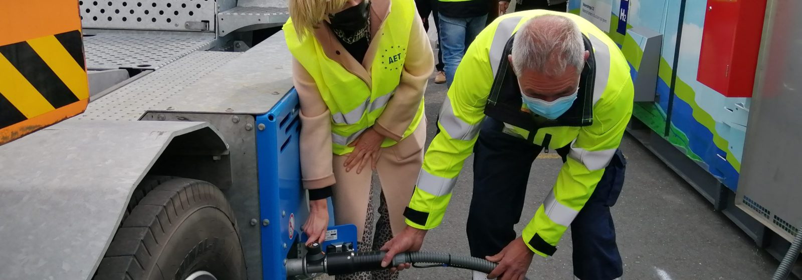 Minister Hilde Crevits bevoorraadt elektrische terminaltrekker met waterstof uit mobiel tankstation