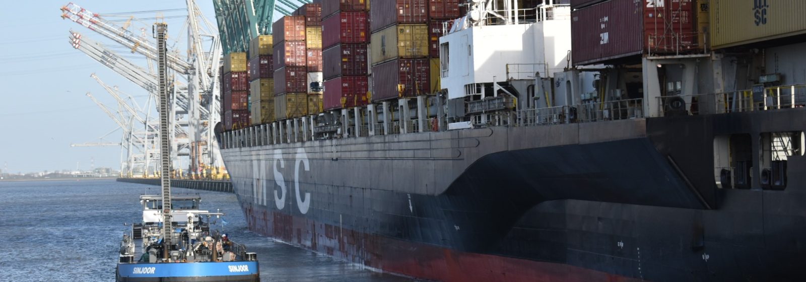 Het bunkerschip 'Sinjoor' levert brandstof aan een schip van MSC