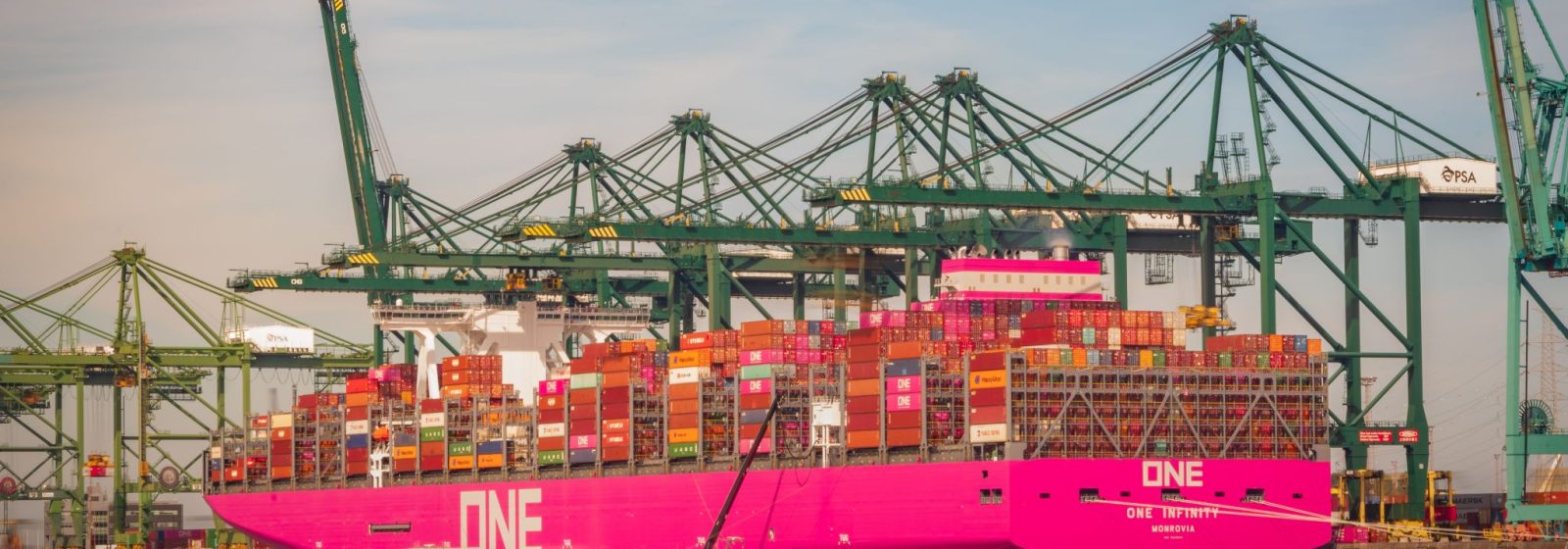 Het megamaxschip ‘ONE Infinity’ ligt aan de kade van Noordzee Terminal in Antwerpen.