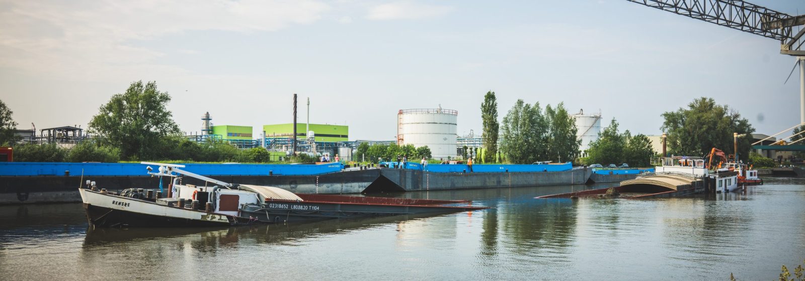 Binnenvaartschip zinkt in Evergem