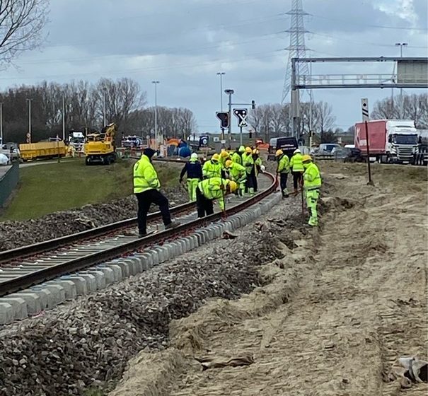 Werken aan de beschadigde spoorlijn 11