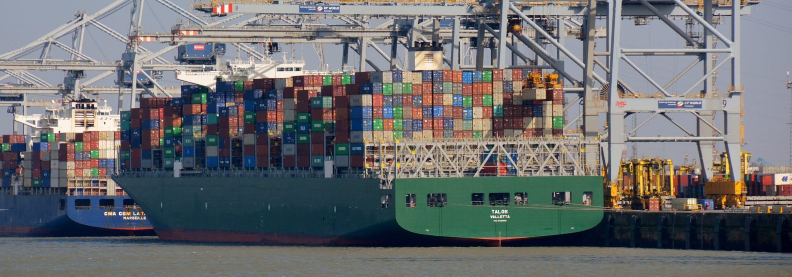 Containerschip 'Talos' van Evergreen in DP World Antwerpen