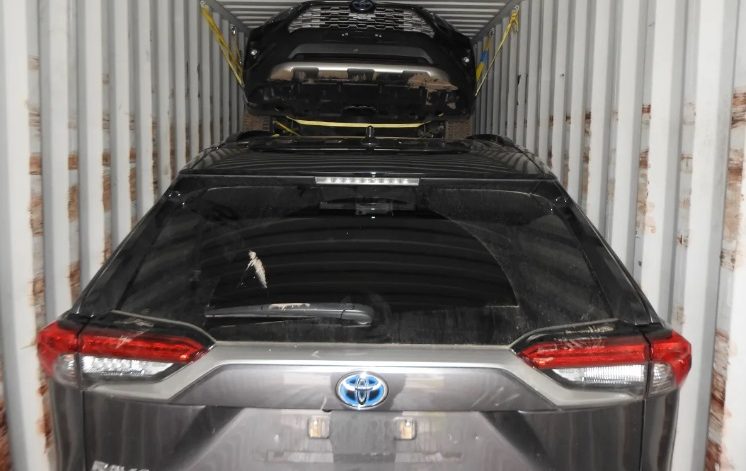 Gestolen wagens in een container