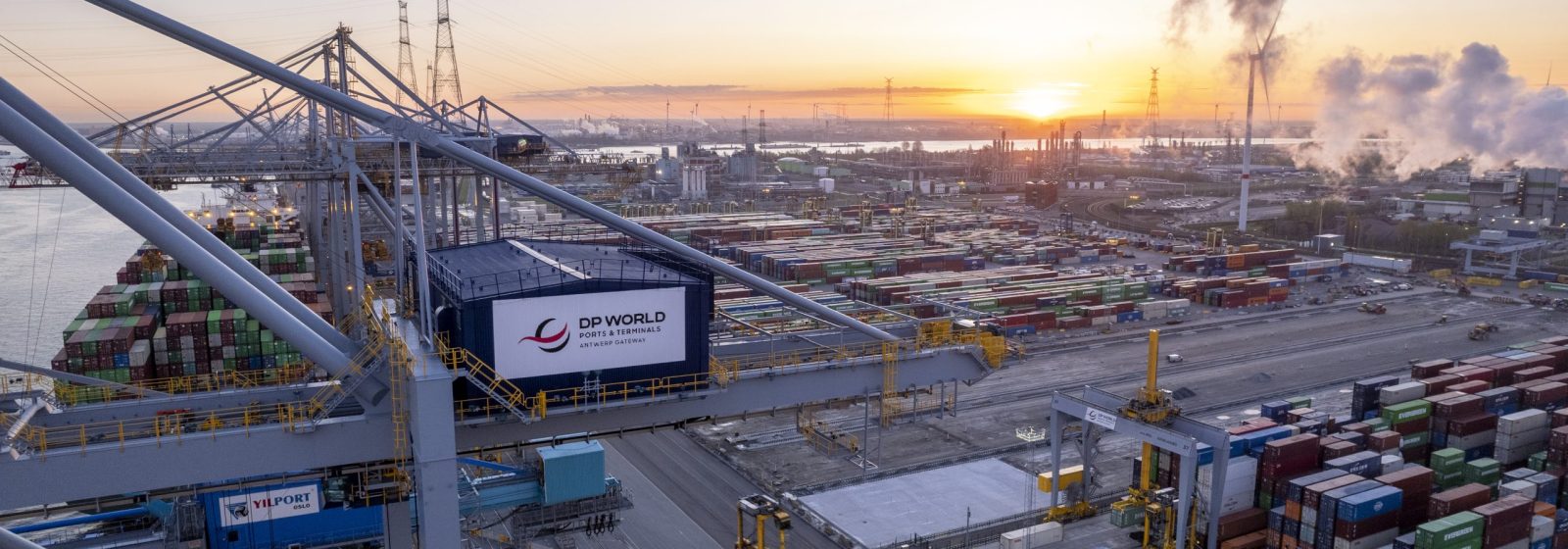 Helikopterzicht op DP World Antwerp Gateway