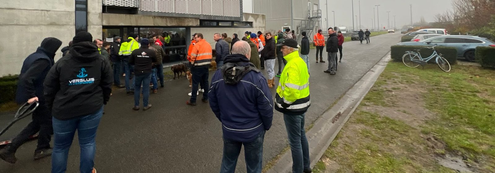 Verzamelde schippers aan het sluisgebouw in Evergem