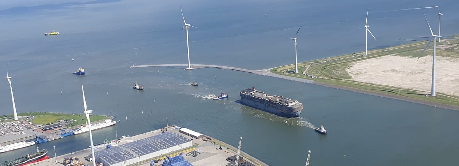 De 'Fremantle Highway' bij aankomst in de Eemshaven