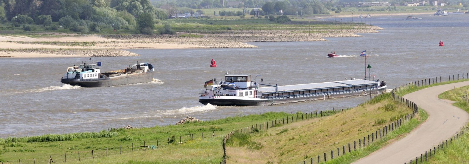 Zowel op de Waal als de Maas is de sluiscapaciteit te gering en zijn er in de bedding drempels.