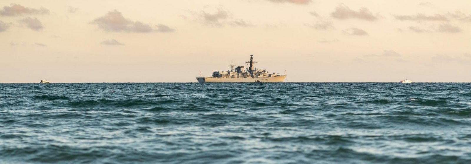 Marineschip in de Rode Zee