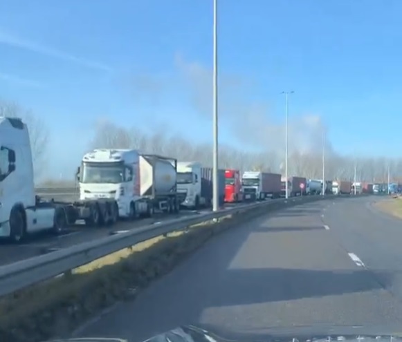 Lange file op Scheldelaan door wegblokkade landbouwers