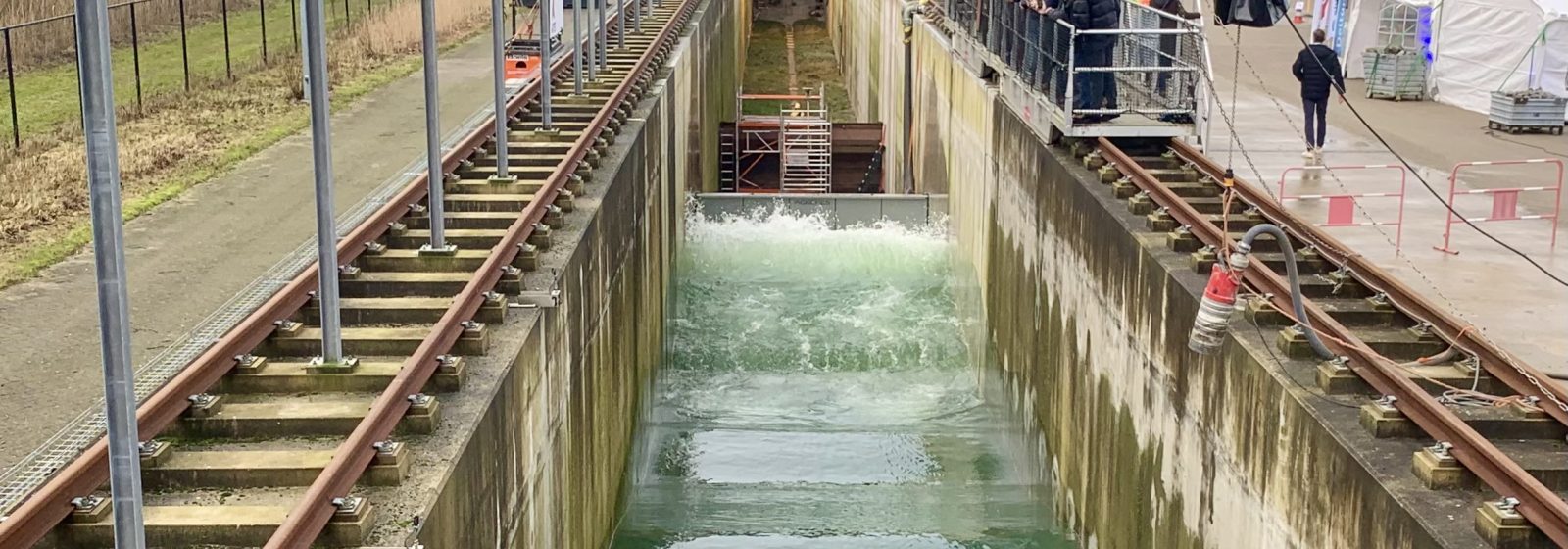 Simulatie golfimpact op mobiele waterkering Antwerpse Scheldekaaien - Deltares, Delft (NL)