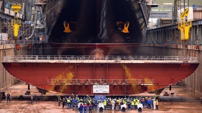 De Duitse scheepswerf Meyer Werft viert de kiellegging van het lng-aangedreven cruiseschip 'Disney Destiny'. Op de achtergrond rijst de 'Disney Treasure'.