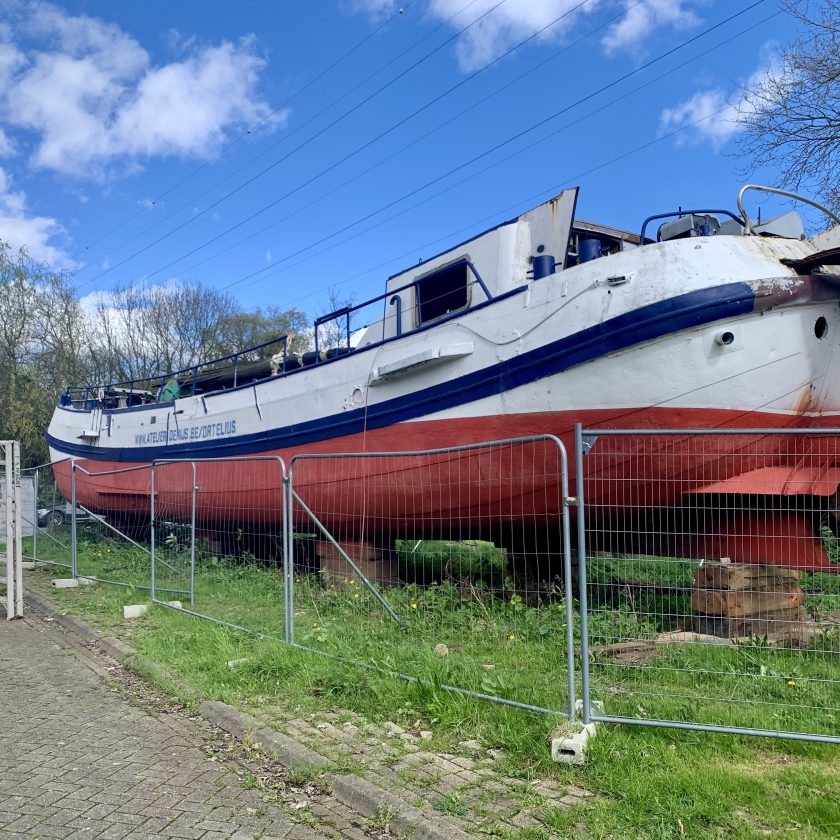 De tijdelijke ligplaats van de 'Ortelius' in Doel