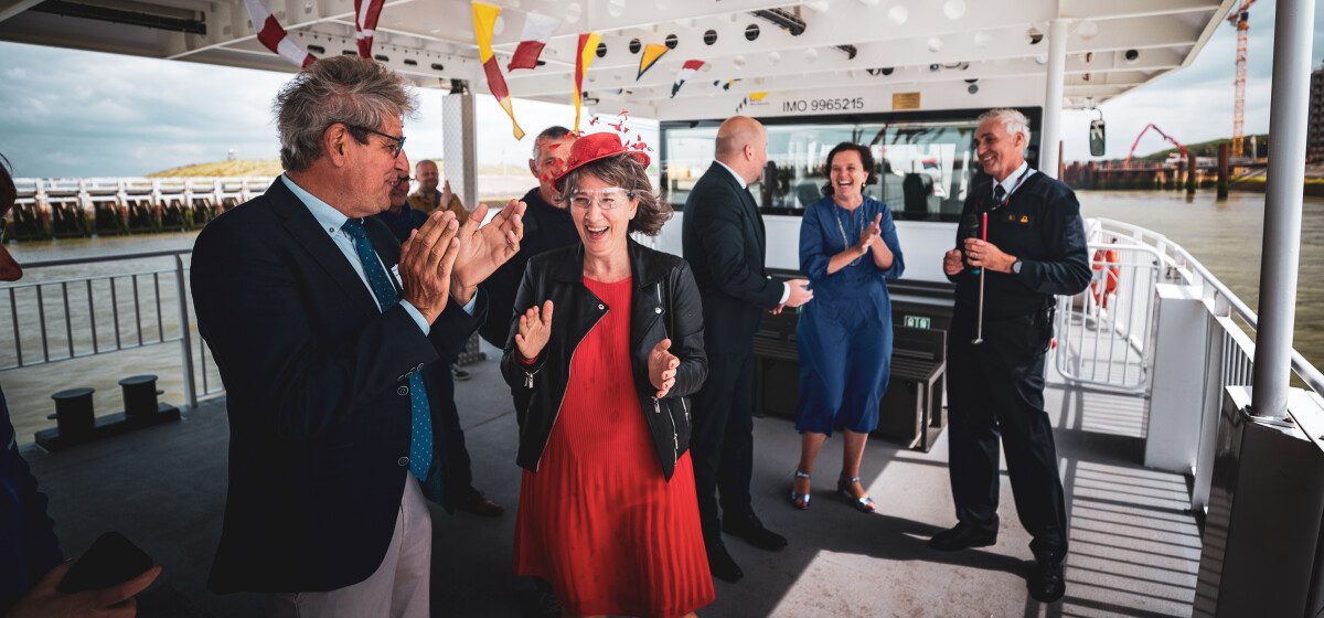 Catrien Scheers doopmeter veerboot 'VAAR-WEL RAVEEL' in Nieuwpoort