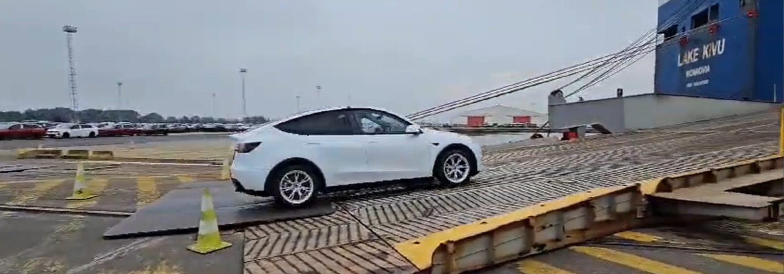 Tesla's rijden aan boord van de 'Lake Kivu' in Zeebrugge