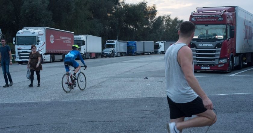 Vrachtwagenchauffeur op koersfiets