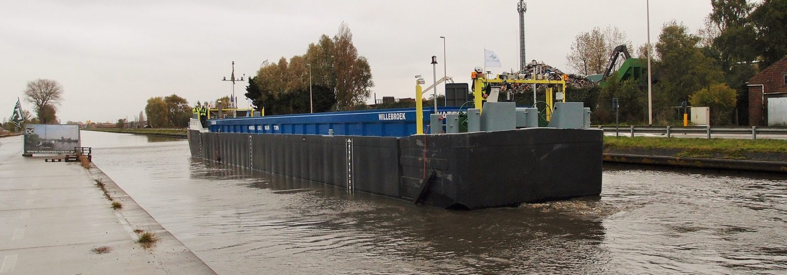 Watertruck op kanaal Oostende-Nieuwpoort