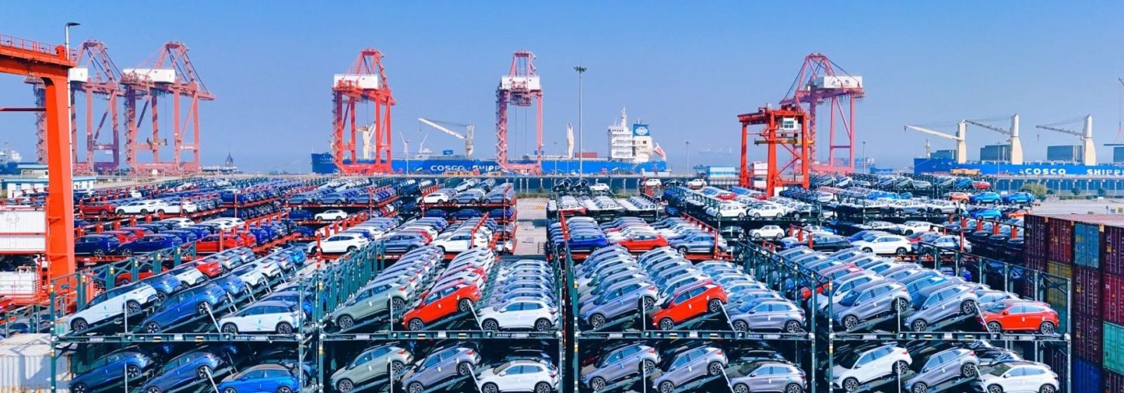 COSCO Shipping stapelt met rekken auto's in containerschepen