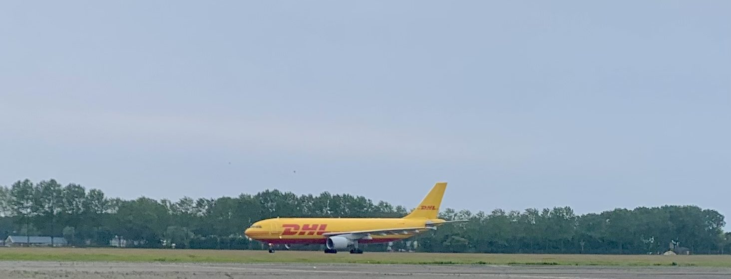 Een cargovliegtuig van DHL in Schiphol