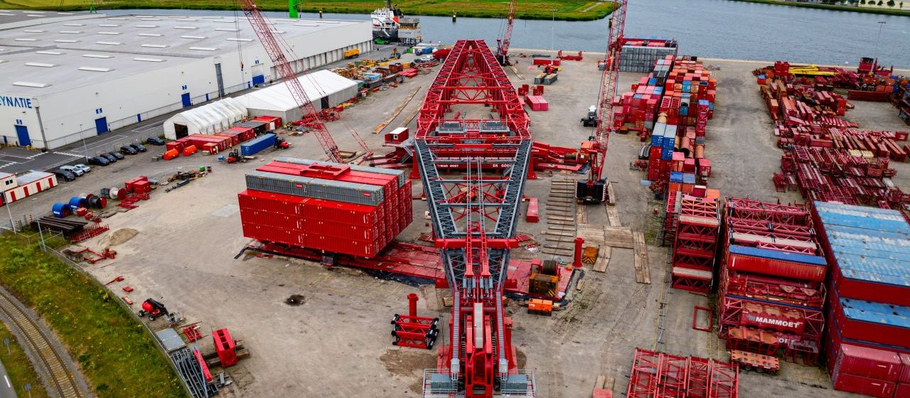 Constructie van de Mammoet SK6000 in Westdorpe