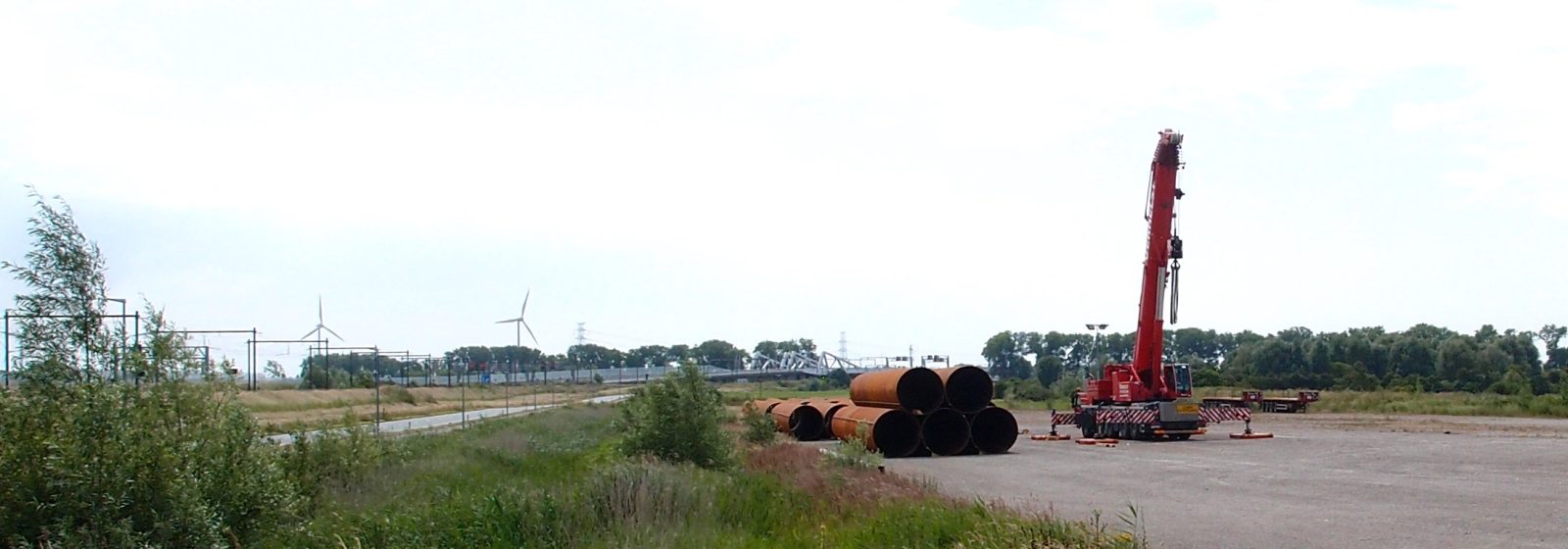 Eerste lading buispalen voor verlenging kade Verbindingsdok Zeebrugge