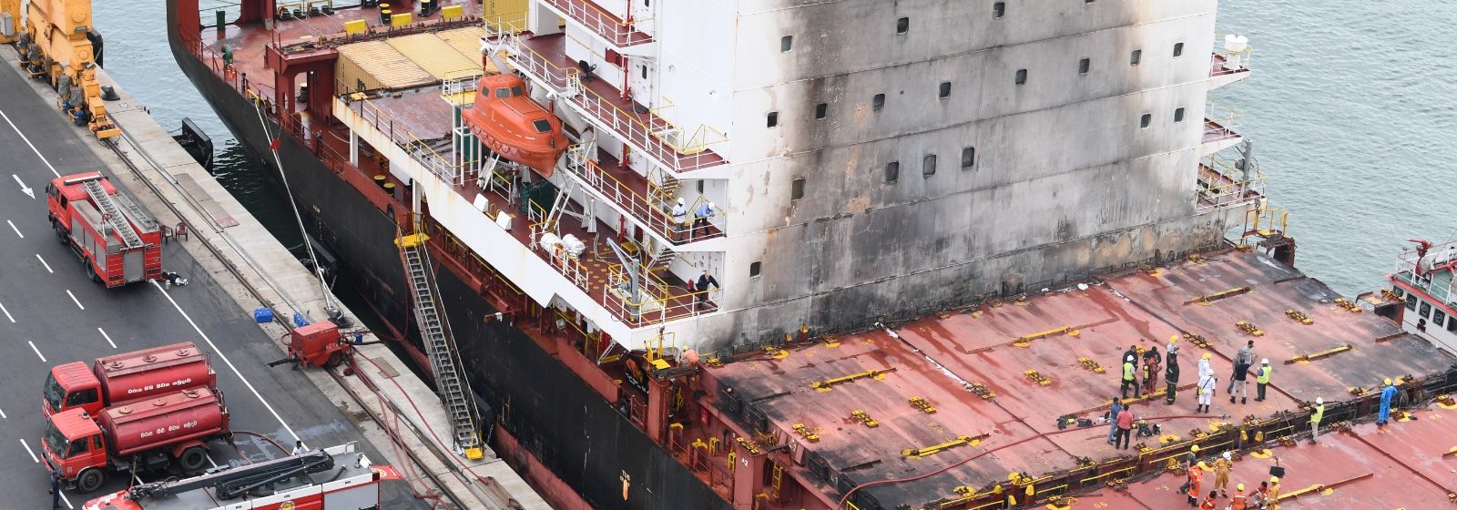 De 'MSC Capetown III' na een brand aan boord in de haven van Colombo in Sri Lanka