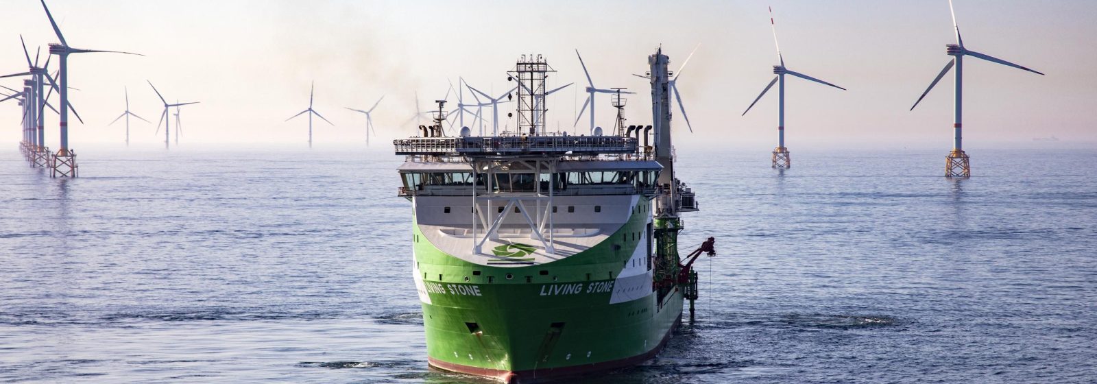 De 'Living Stone' legt diepzeekabels en baggert geulen op de zeebodem.