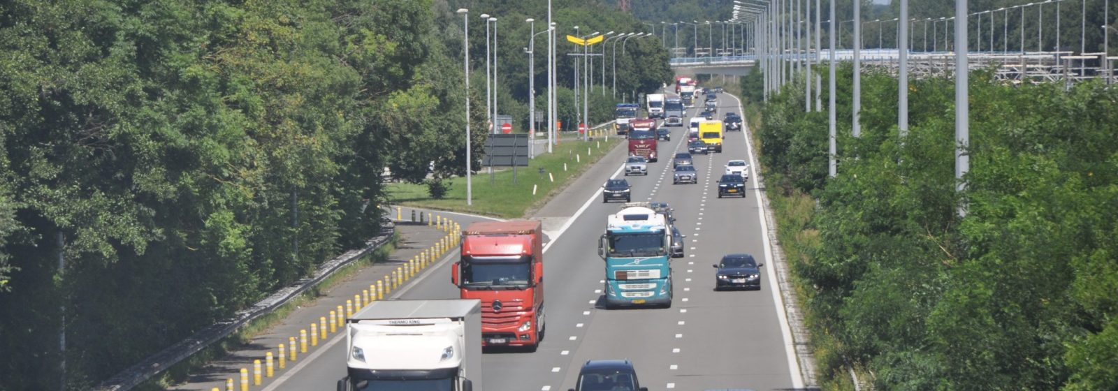 20240806 Vrachtwagens op autosnelweg