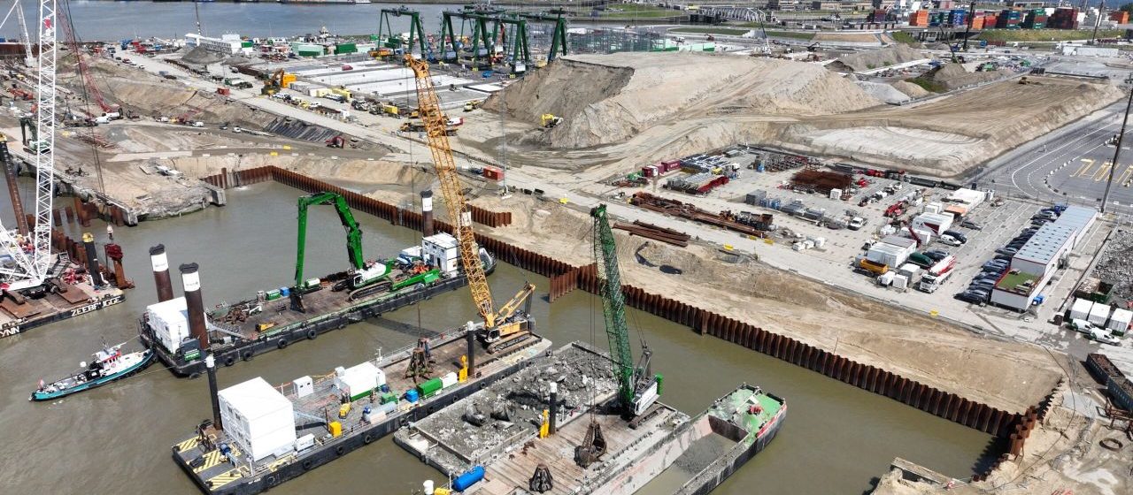 Funderingswerken nieuwe kaaimuur Europa Terminal in Antwerpse haven